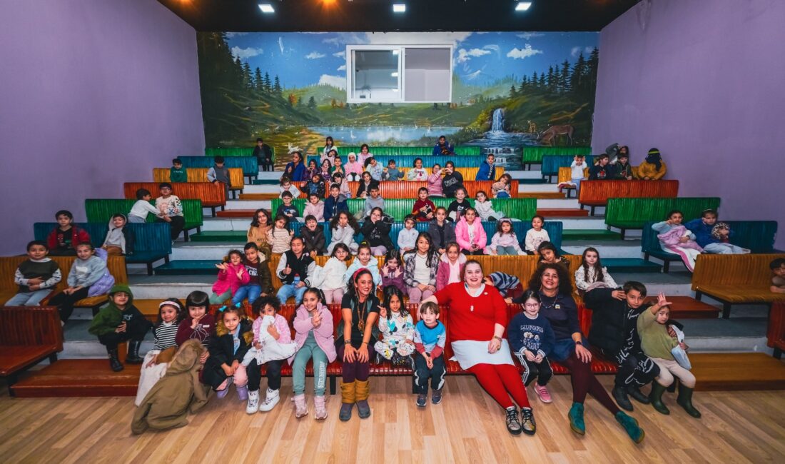 Minikler Tiyatronun Büyülü Dünyasında