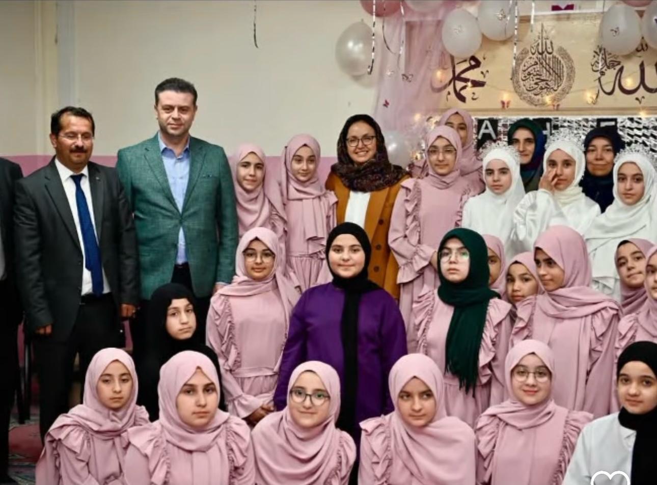 Yalova Hafız Kız Proje İmam Hatip Ortaokulu’nda Manevi Gece: 30 Dakikada 30 Hafızla Hatim, Vali Dr. Hülya Kaya Öğrencilerle Buluştu