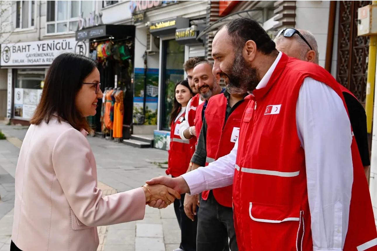 Yalova Valisi Dr. Hülya Kaya’dan Kızılay Yalova Şubesi’ne Ziyaret