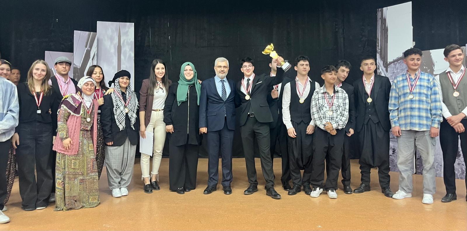 Yalova’da Liseler Arası Tiyatro Yarışması Finali Renkli Görüntülere Sahne Oldu