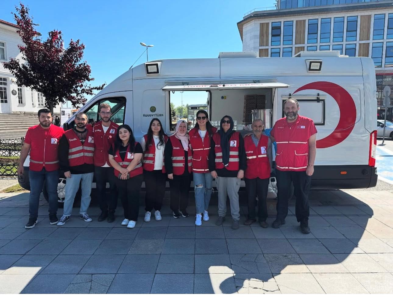 Yalova’da 19 Mayıs Coşkusu: Kızılay’dan Vatandaşlara Çorba ve Çay İkramı