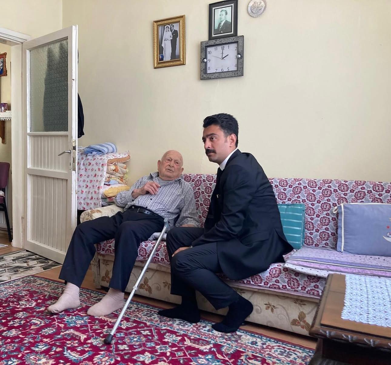 Çınarcık Kaymakamı Oğuzhan Erdi Atak’tan 101 Yaşındaki Cevat Kılıç’a Anlamlı Ziyaret