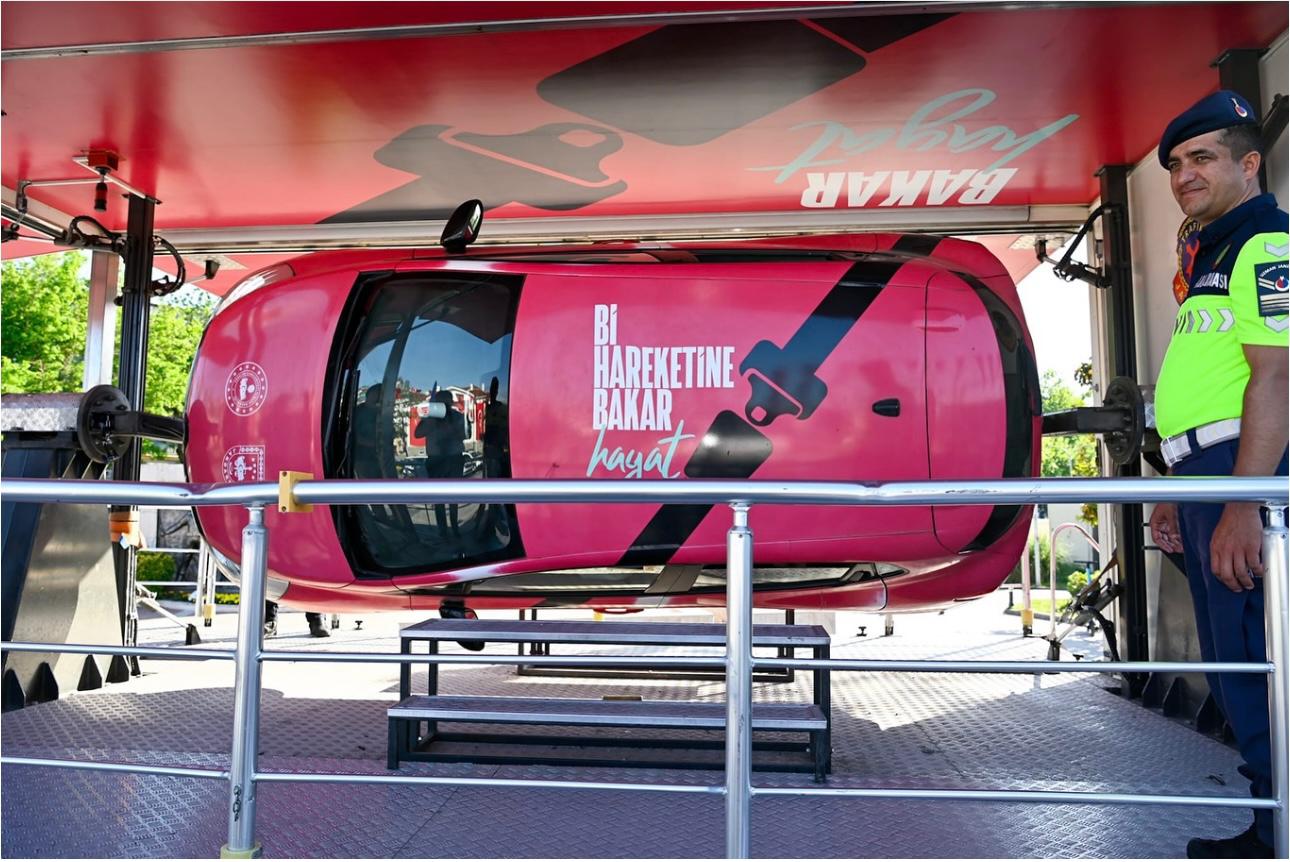 Yalova’da Jandarma Trafik Eğitim Tırı’na Ziyaret: Vali Hülya Kaya ve Emniyet Müdürü Ümit Bitirik’ten Destek