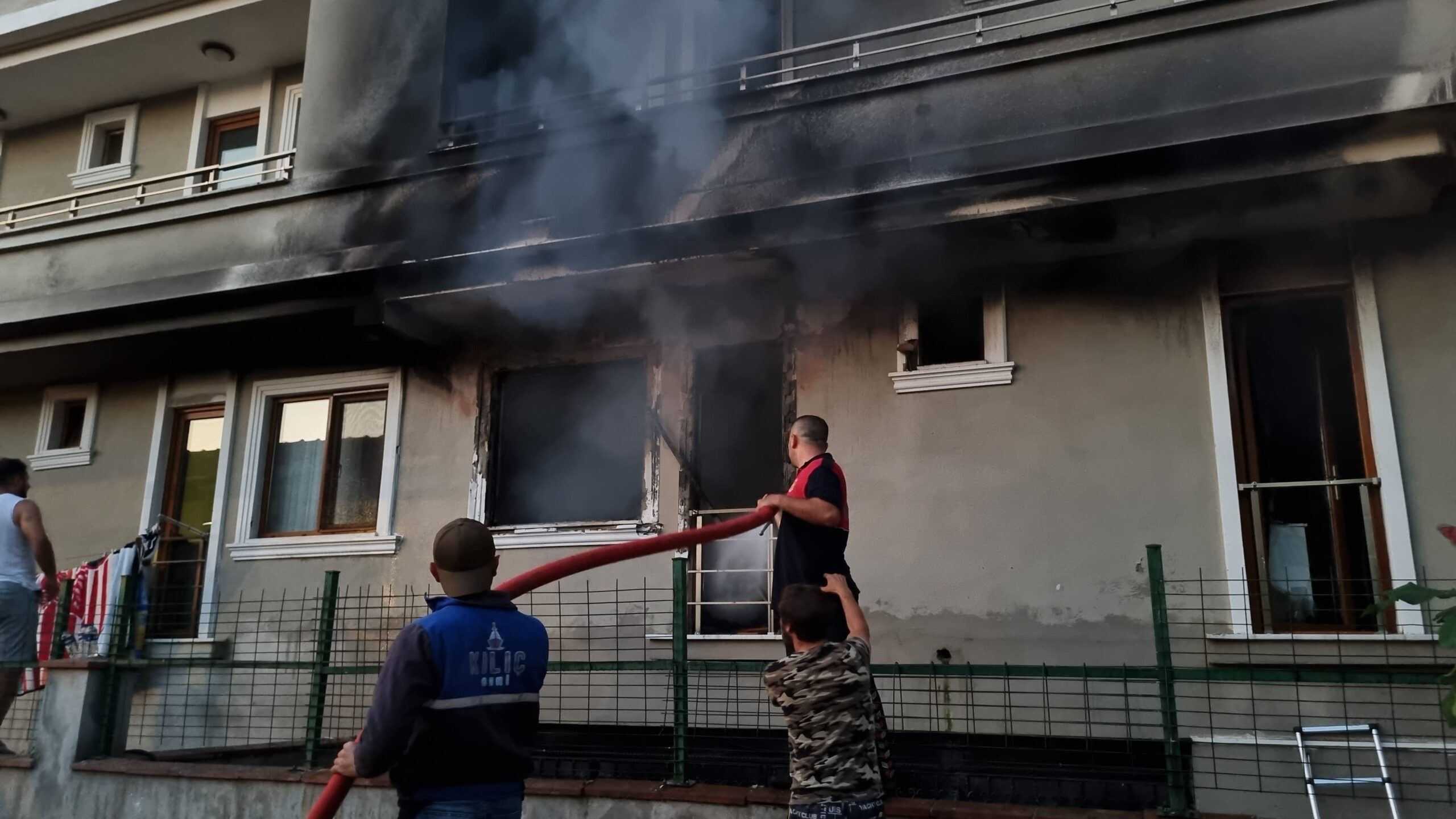 Yalova Çiftlikköy’de Gece Saatlerinde Yangın: Mahsur Kalanlar Kurtarıldı, Bir Kişi Balkondan Düştü