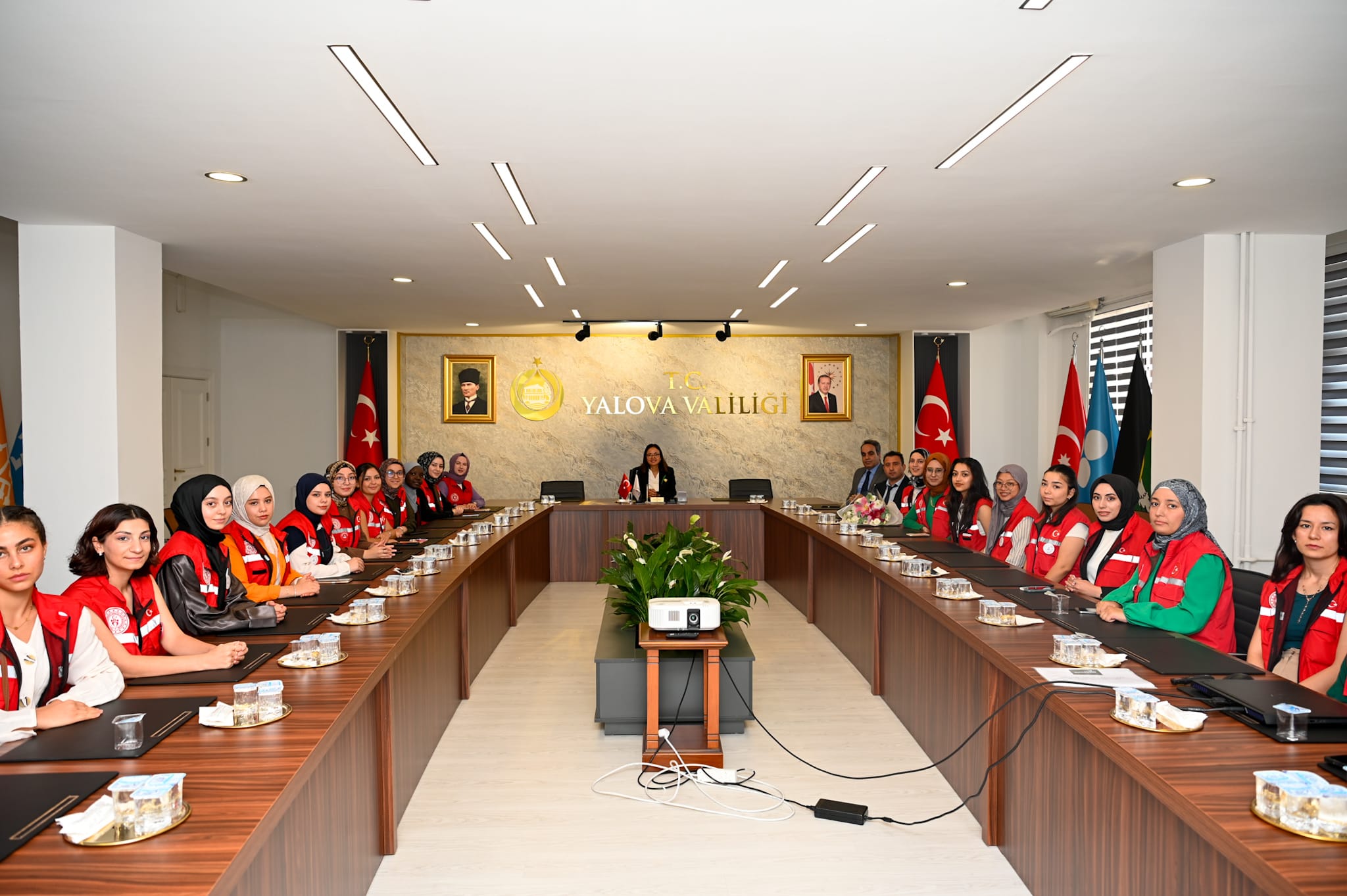 Yalova Valisi Dr. Hülya Kaya, Damla Gönüllülük Projesi Gençlerini Ağırladı