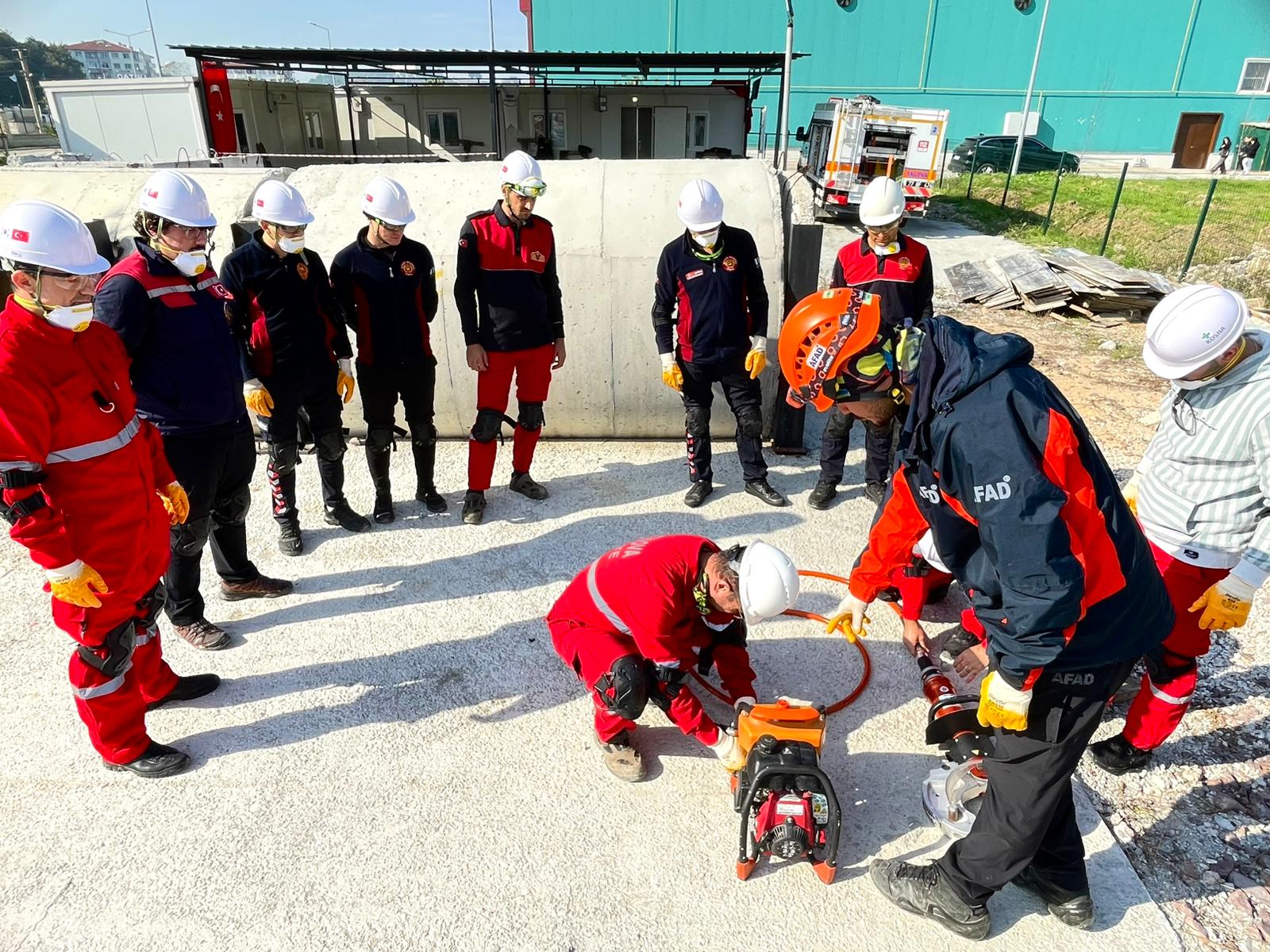Altınova İtfaiyesi Personeline Enkazda Arama ve Kurtarma Eğitimi