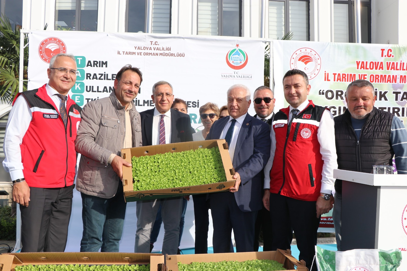 Yalova’da Çiftçilere Organik Aronya Gübresi ve Kıvırcık Fidesi Dağıtıldı