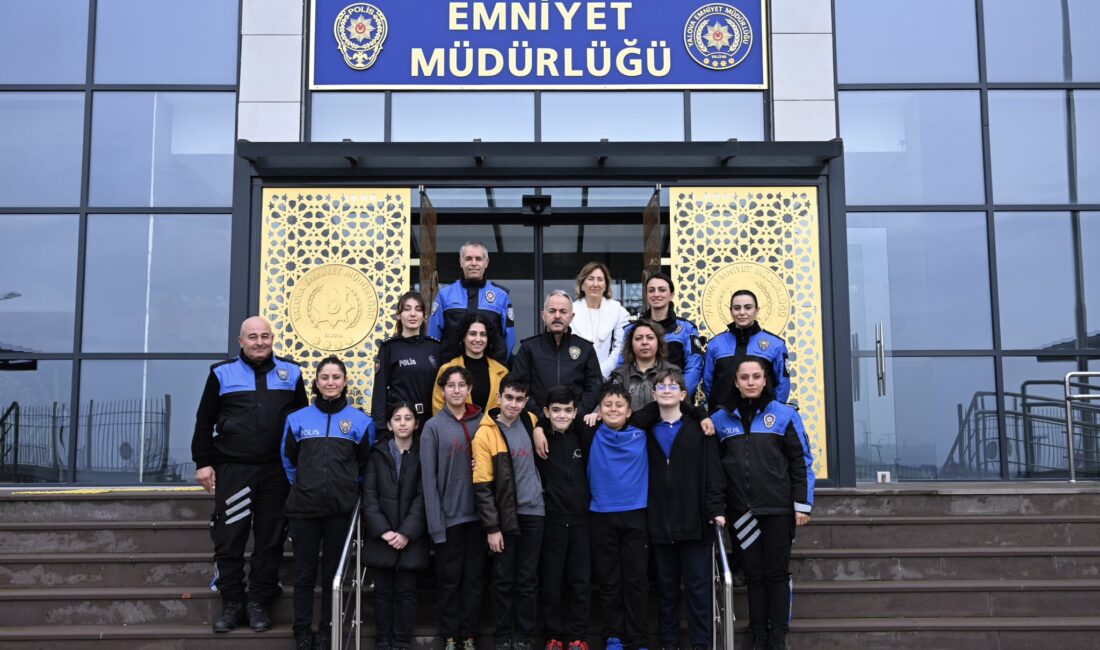 &nbsp; Öğrenciler ve Toplum