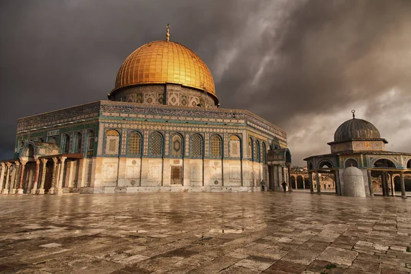 &nbsp; Harem-i Şerif Kapılarını