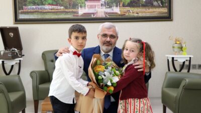 &nbsp; Minik Ellerden Anlamlı Bayrak