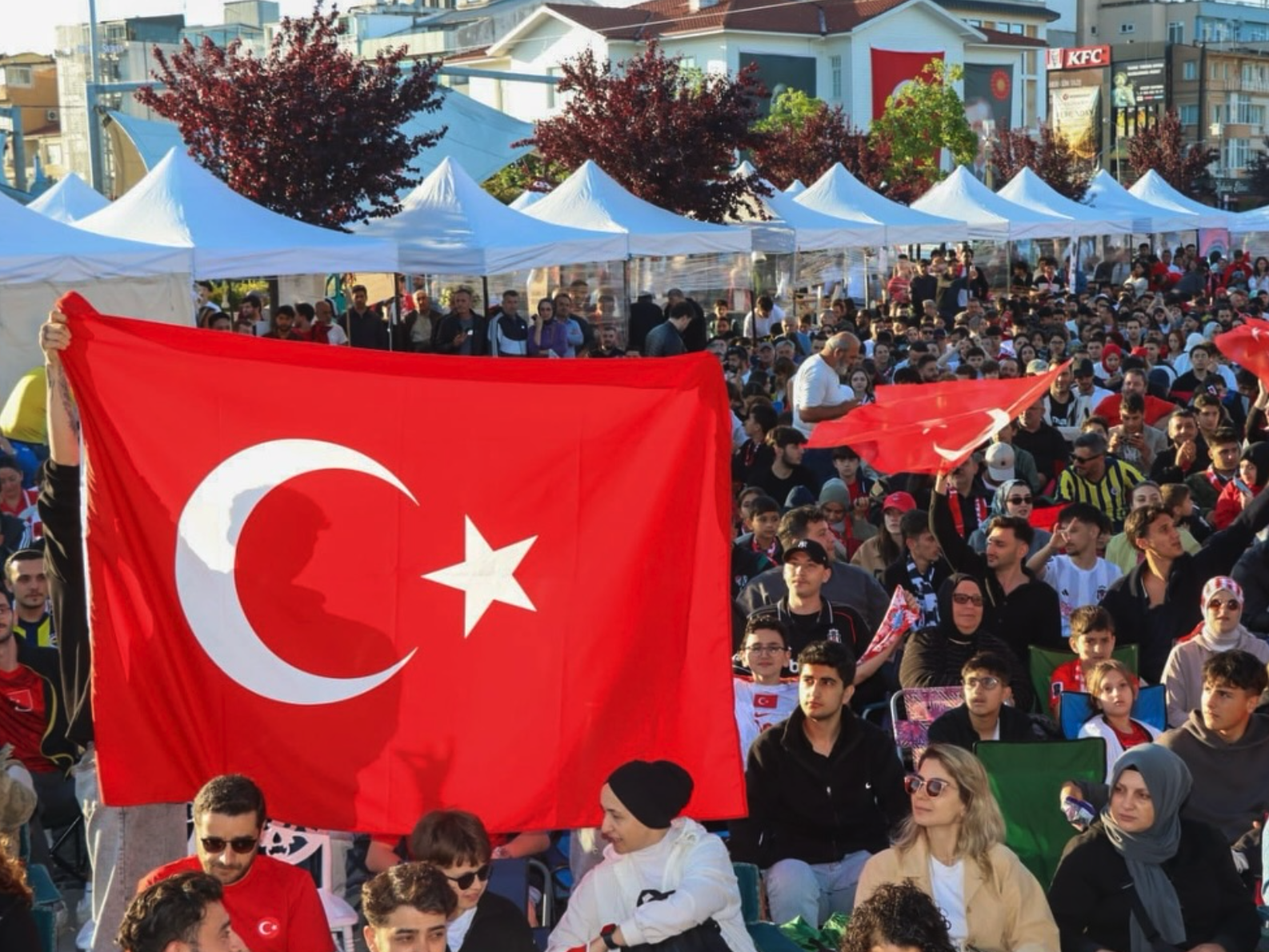 Heykel’de Dev Ekranda Milli Maç Heyecanı