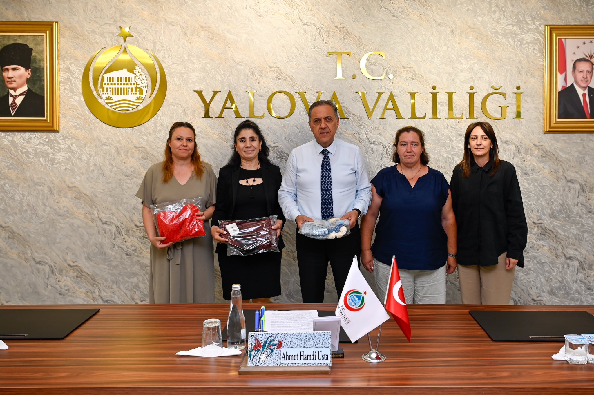 Yalova Valisi Usta’dan Anlamlı Projeye Destek: Halk Eğitim Merkezi Öğretmenleri İhtiyaç Sahibi Çocuklar İçin Ördü