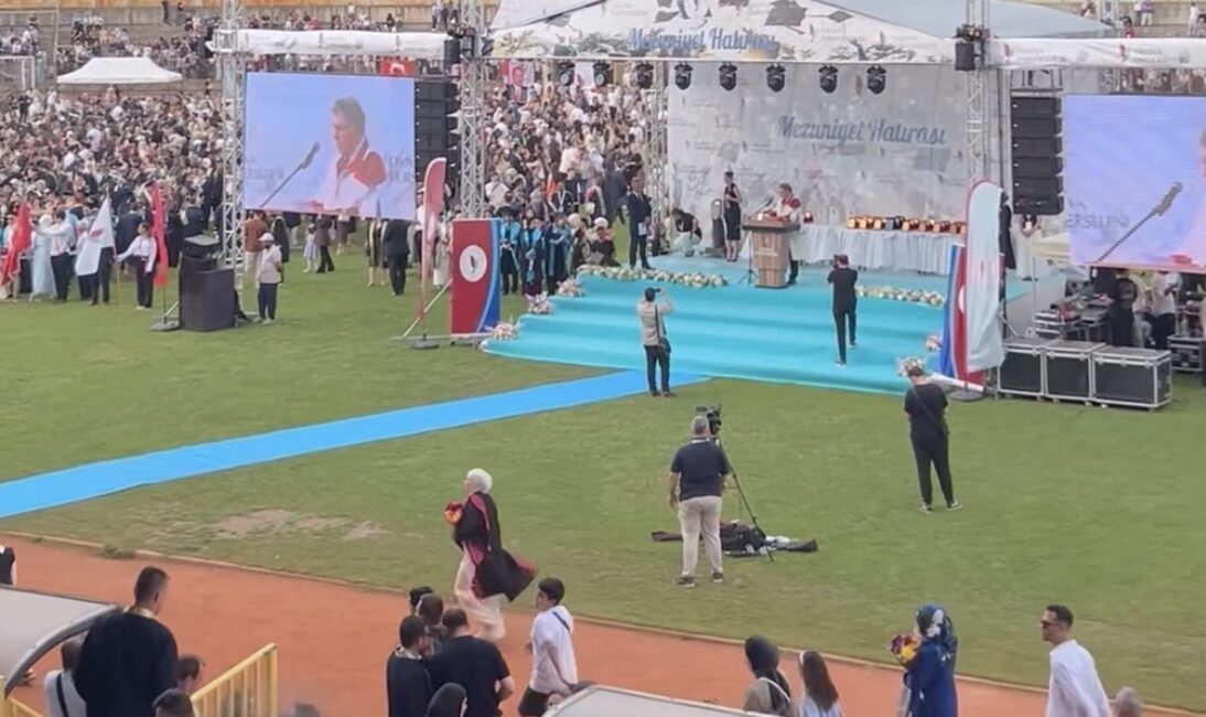 Yalova Üniversitesi Yeni Mezunlarını Coşkuyla Uğurladı