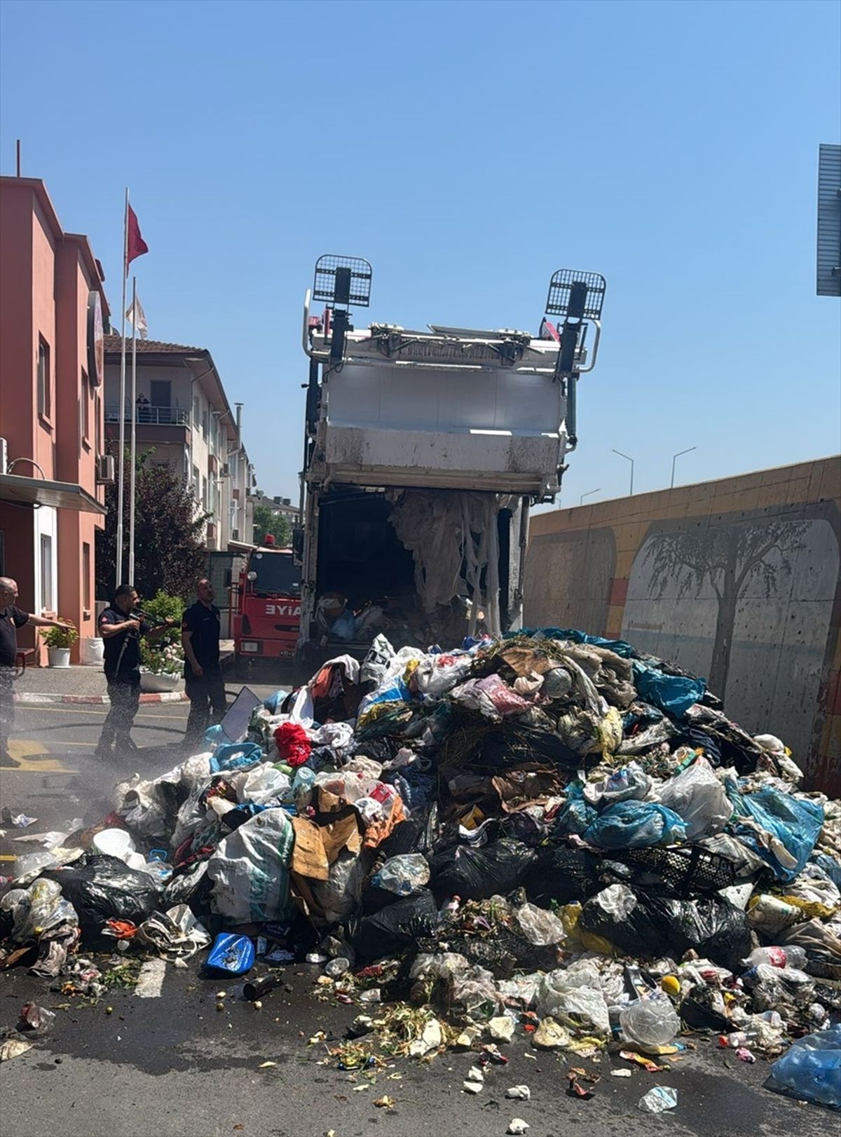 Yalova’da Sürücüden Filmlere Taş Çıkaran Refleks: Yanmaya Başlayan Çöp Kamyonunu İtfaiyeye Sürdü!