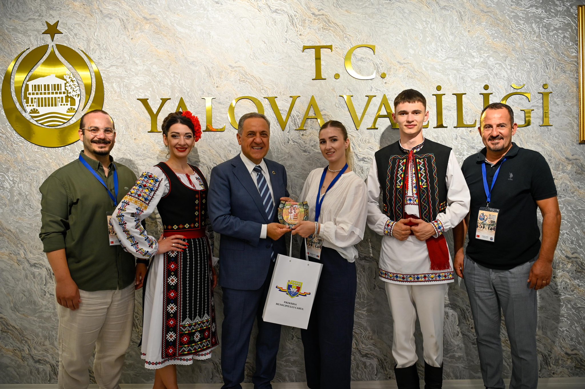 Yalova’da Kültür Şöleni: 7 Ülkenin Dans Ekibi Vali Usta’yı Ziyaret Etti