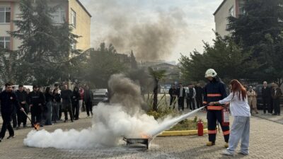 Yalova Belediyesi İtfaiye Müdürlüğü ekipleri,